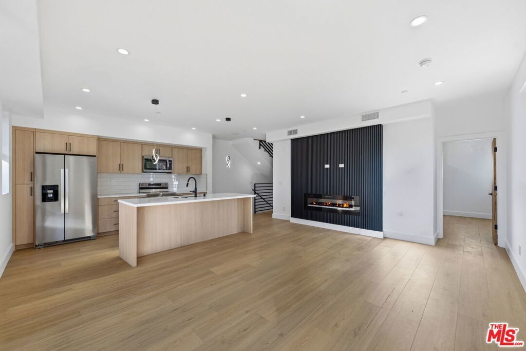 13600 Burbank Boulevard, Sherman Oaks