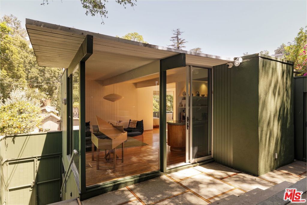 8322 Ridpath Drive, Los Angeles