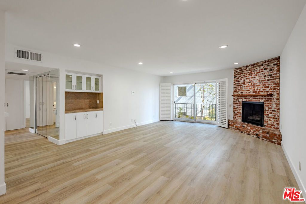2385 Roscomare Road # D15, Los Angeles