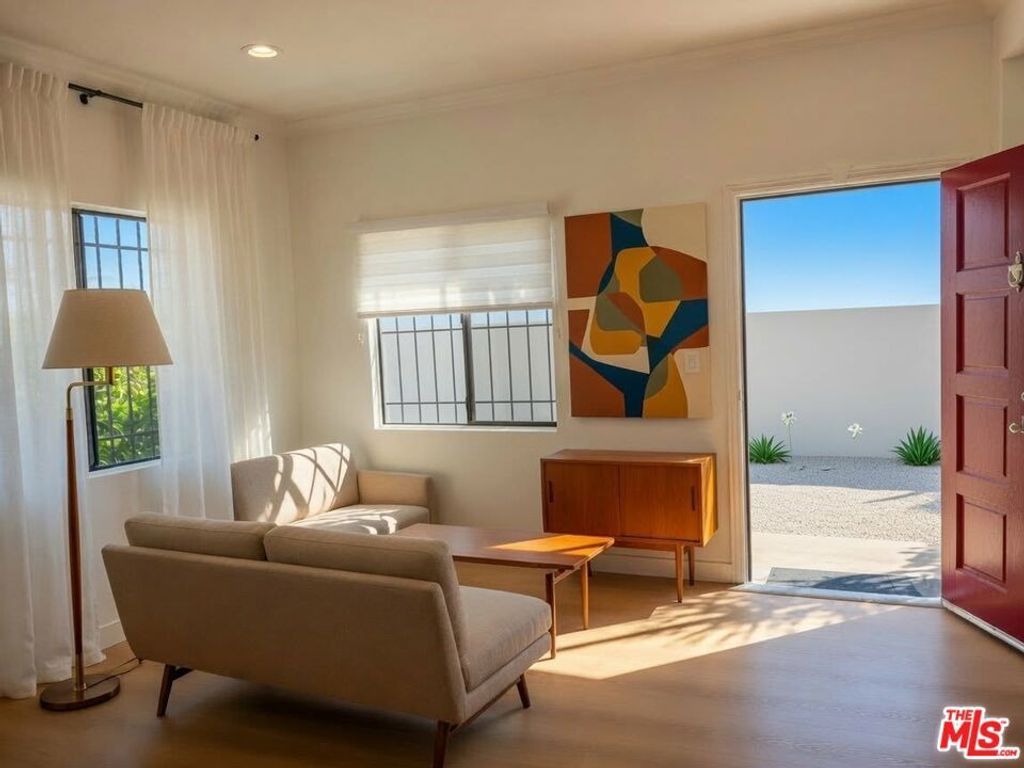 1445 N Mariposa Avenue, Los Angeles