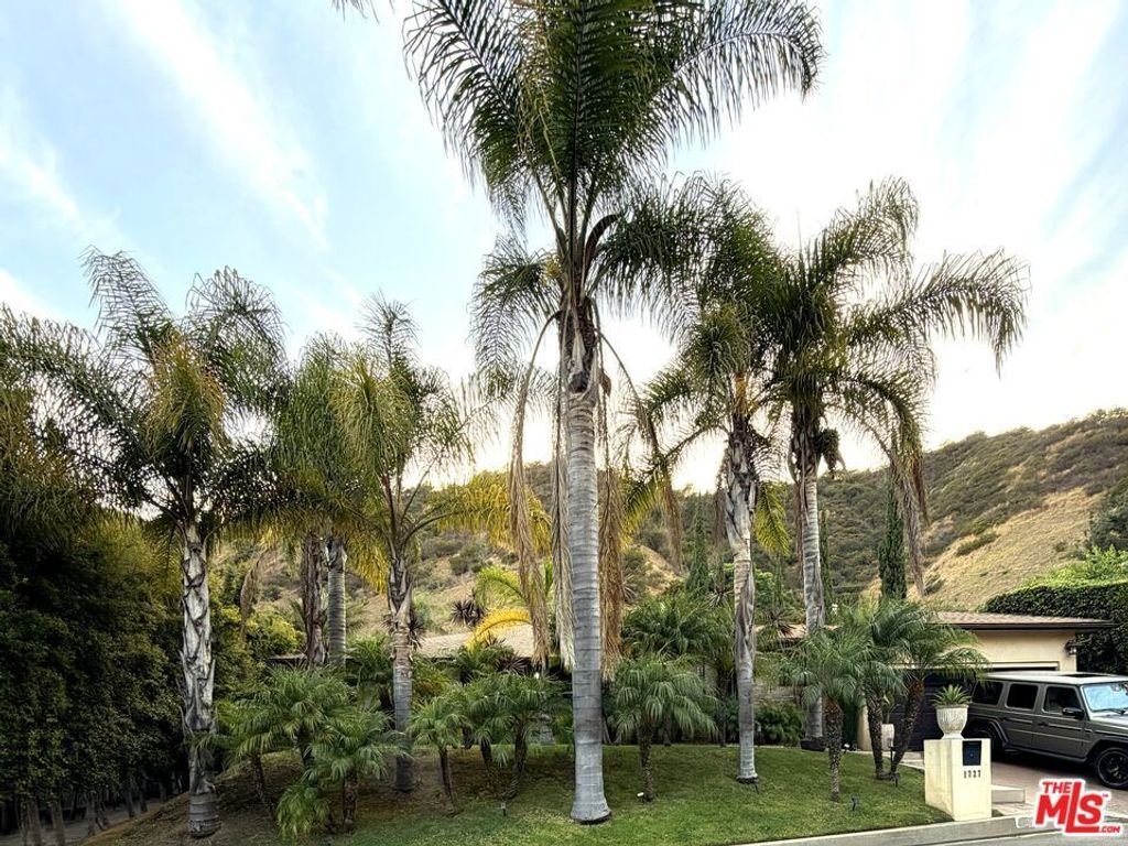 1727 San Ysidro Drive, Beverly Hills