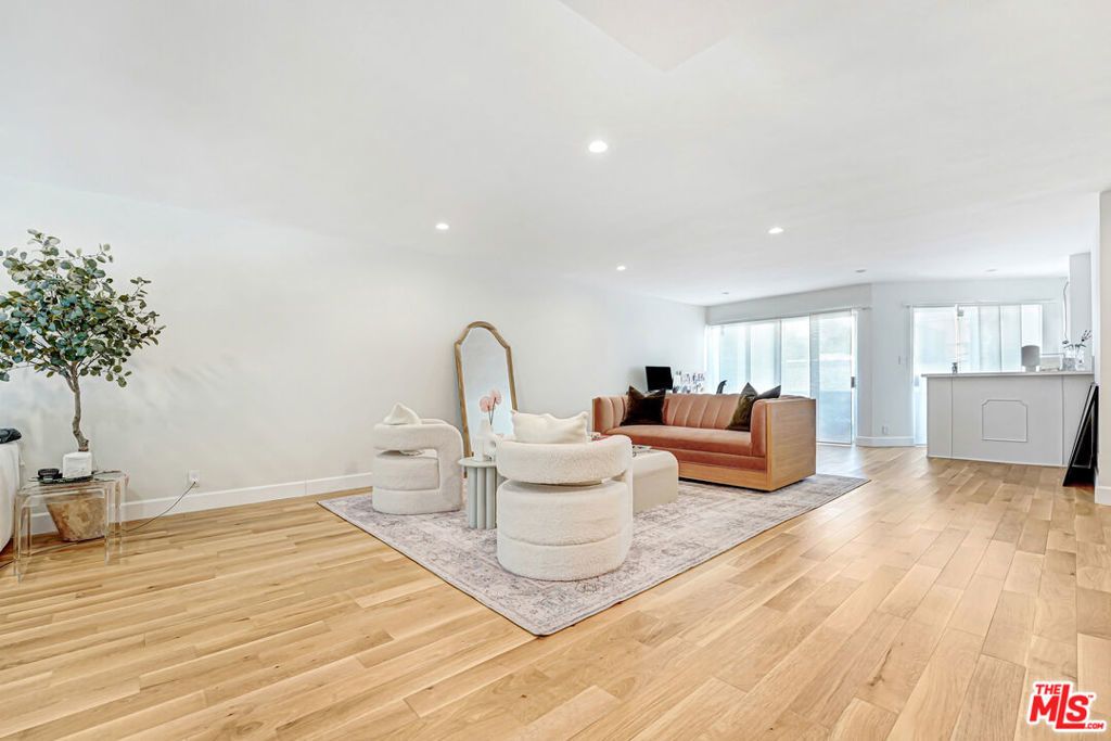 339 N Oakhurst Drive # 304, Beverly Hills