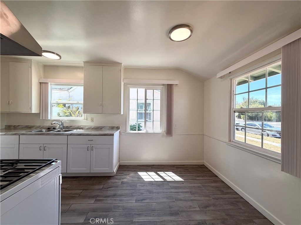7536 White Oak Avenue, Van Nuys