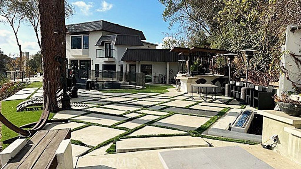 9987 Reevesbury, Los Angeles