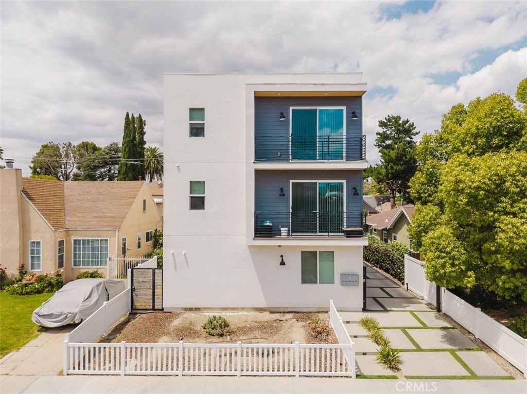 10853 Otsego Street # 1/2, North Hollywood
