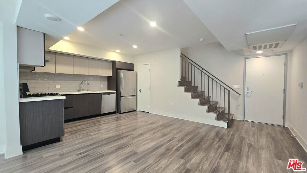 5030 Rosewood Avenue # 206, Los Angeles