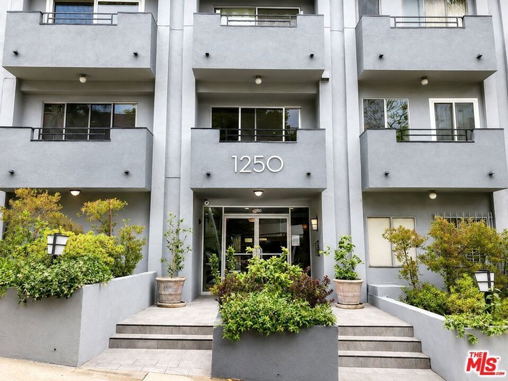 1250 N Kings Road # 506, West Hollywood