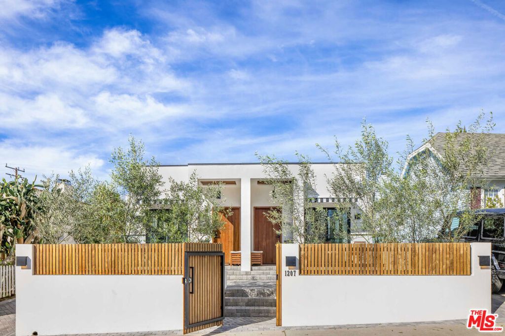 1205 N Genesee Avenue, West Hollywood