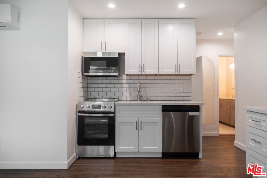 2496 Granville Avenue, Los Angeles