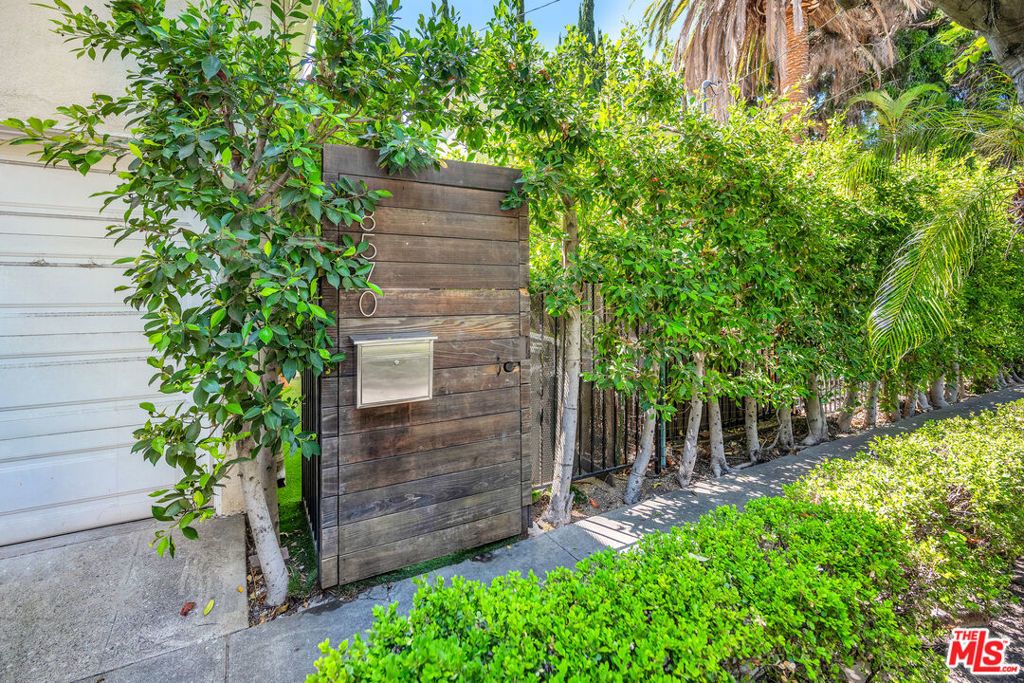 8570 Sherwood Drive, West Hollywood