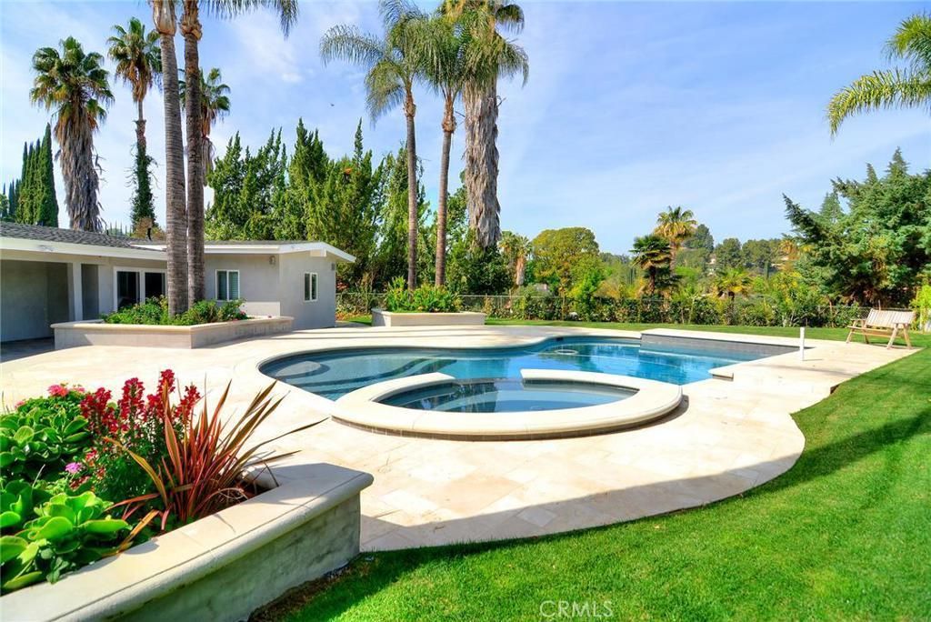 18843 Paseo Nuevo Drive, Tarzana