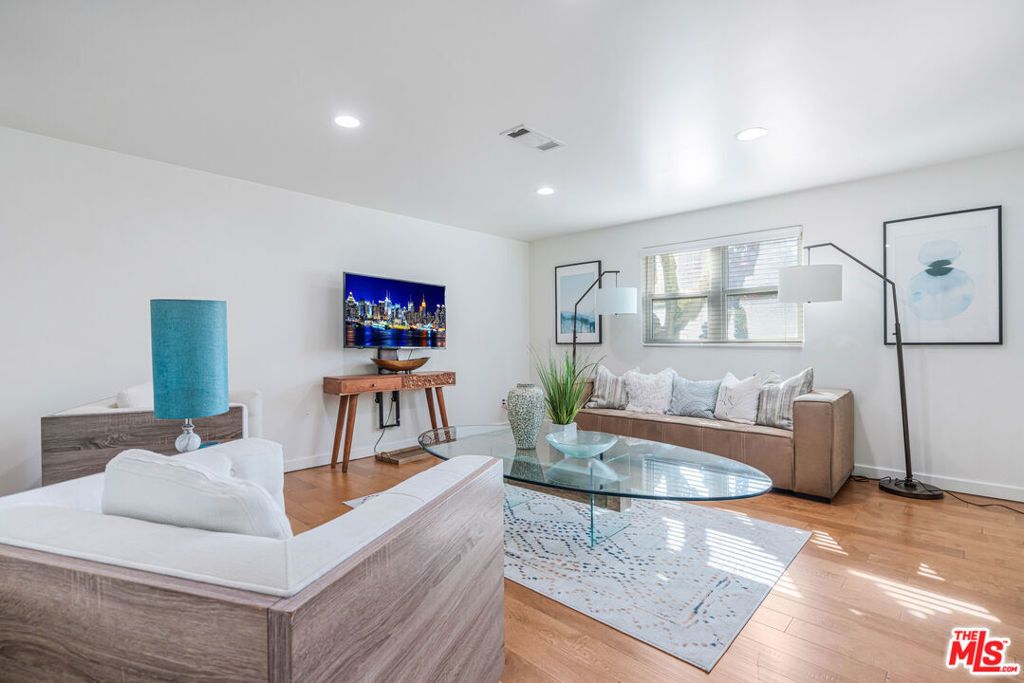 3718 S Barrington Avenue, Los Angeles