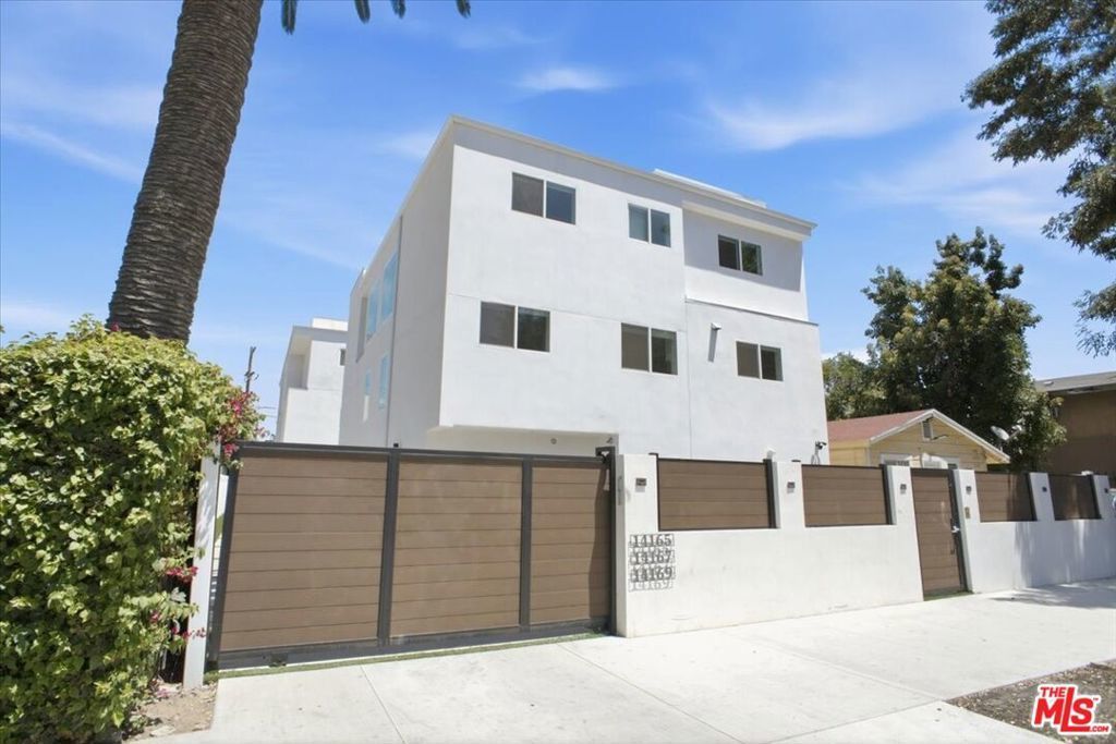 14165 Calvert Street, Los Angeles
