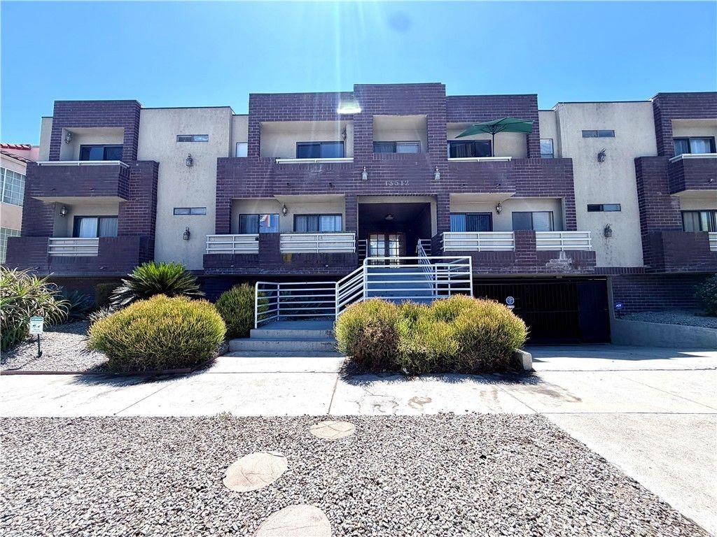 13512 Moorpark # 202, Los Angeles