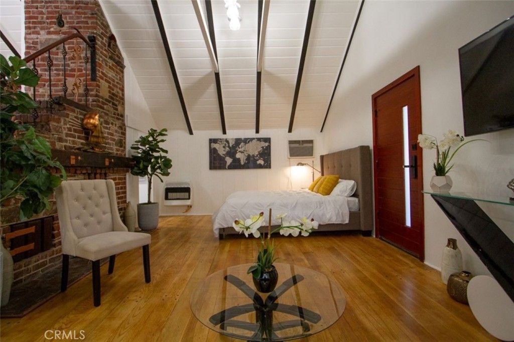 11525 Moorpark Street, Studio City