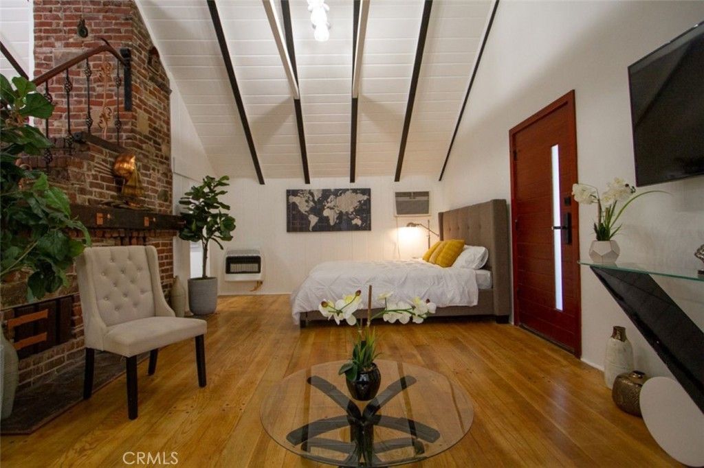 11525 Moorpark Street, Studio City