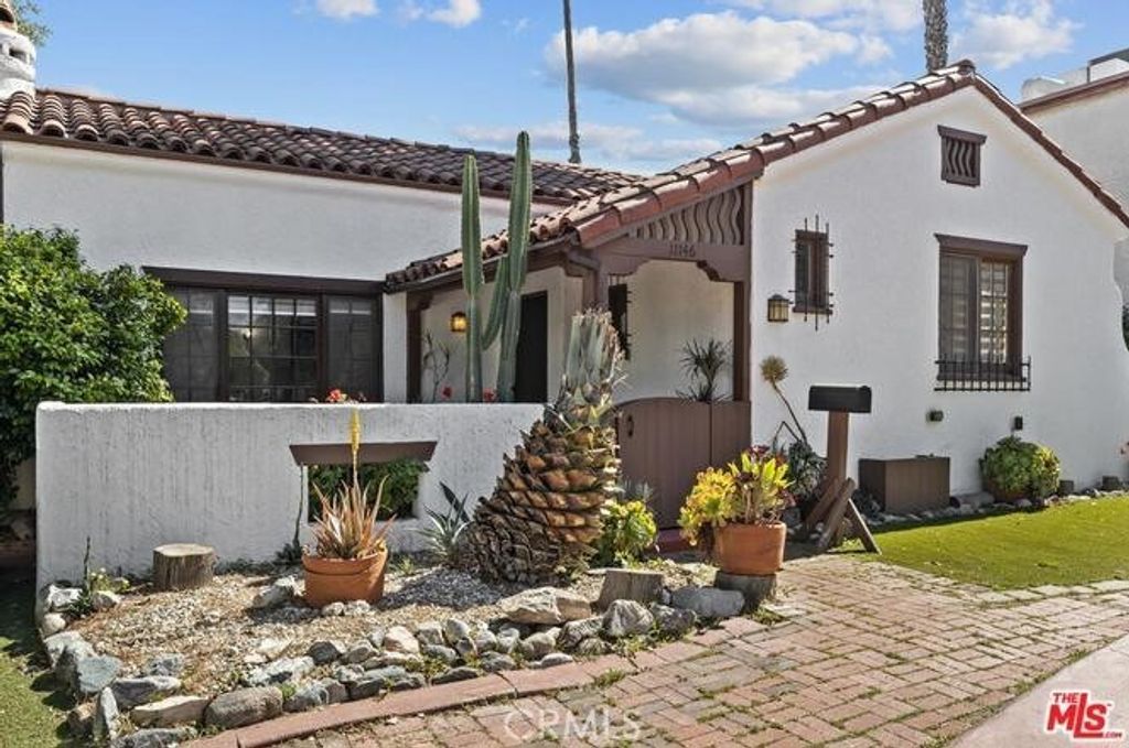 11146 Huston Street, Studio City