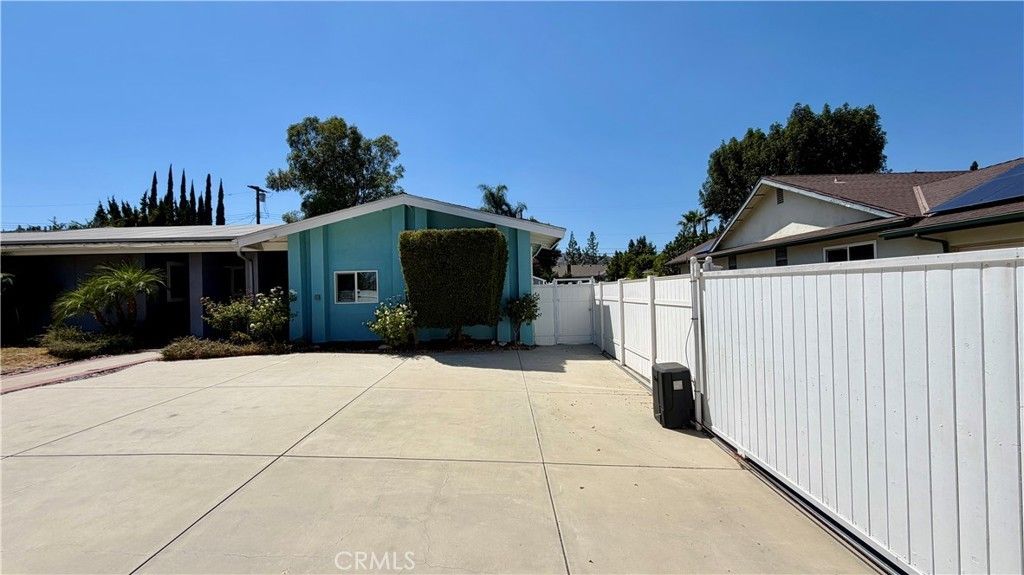 7845 Woodlake Avenue, West Hills