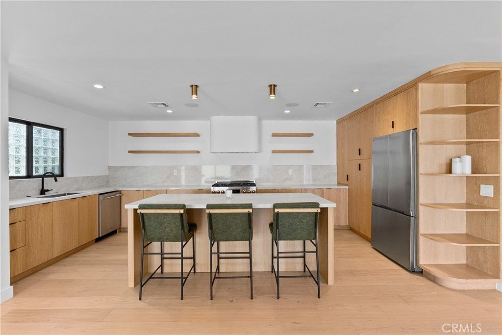 13636 Riverside, Sherman Oaks