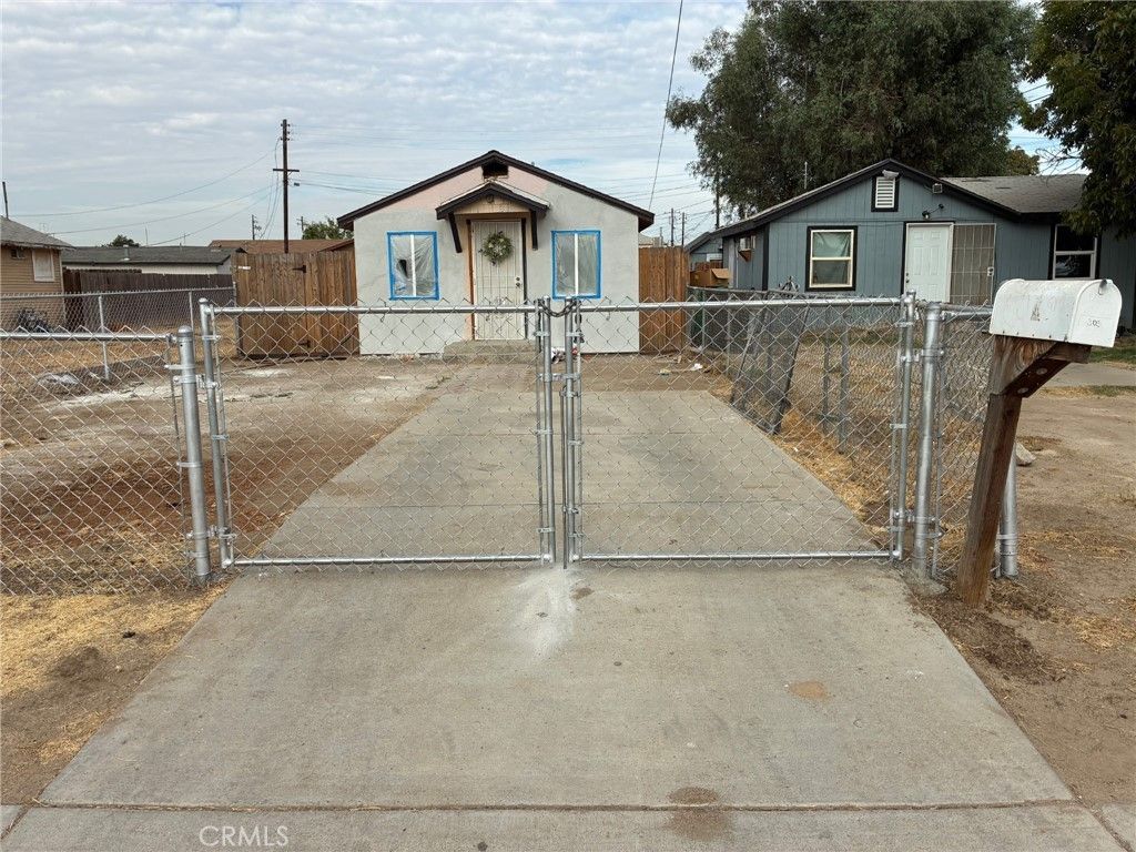 305 Wisteria, Bakersfield