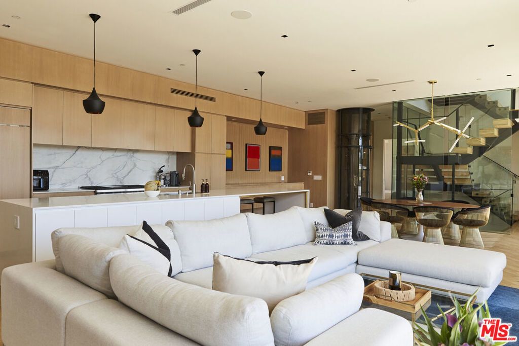 8455 Franklin Avenue, Los Angeles