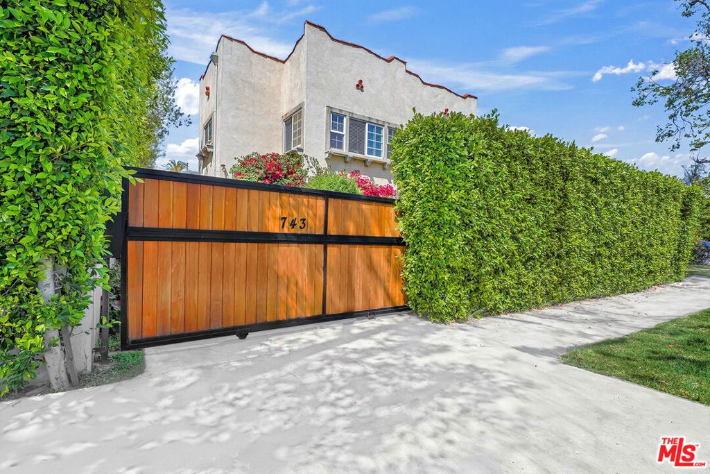 741 N Las Palmas Avenue, Los Angeles