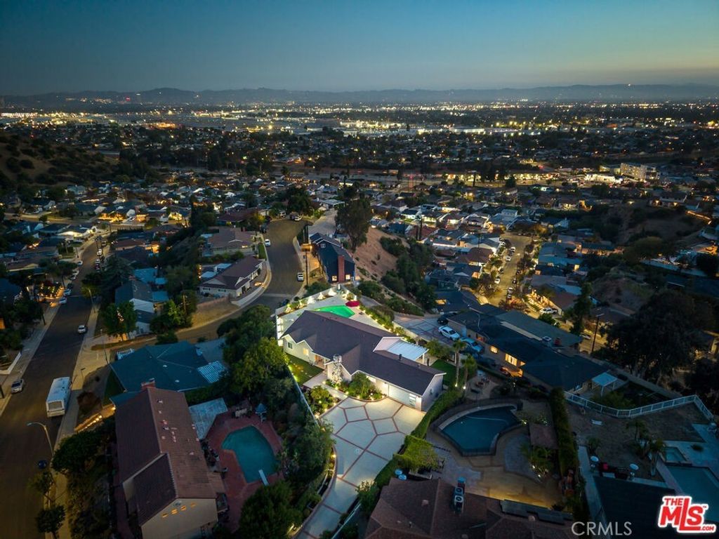 8471 Vine Valley, Los Angeles