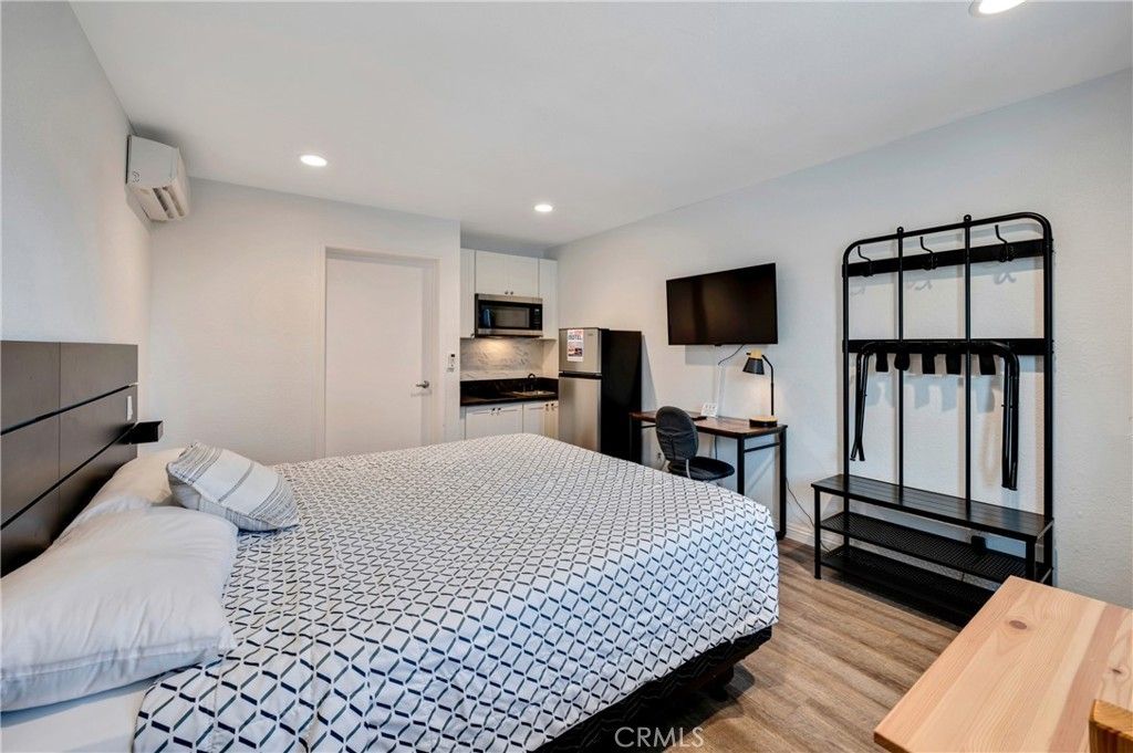 1404 Pacific Coast Hwy, Harbor City