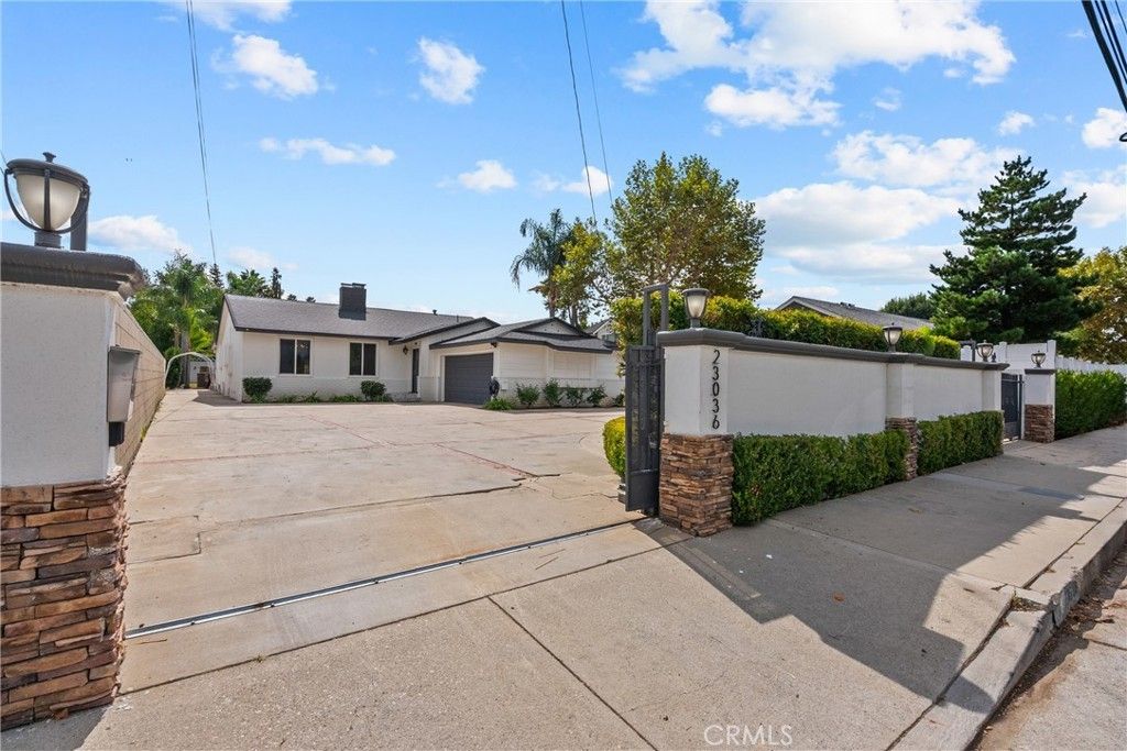 23036 Burbank, Woodland Hills