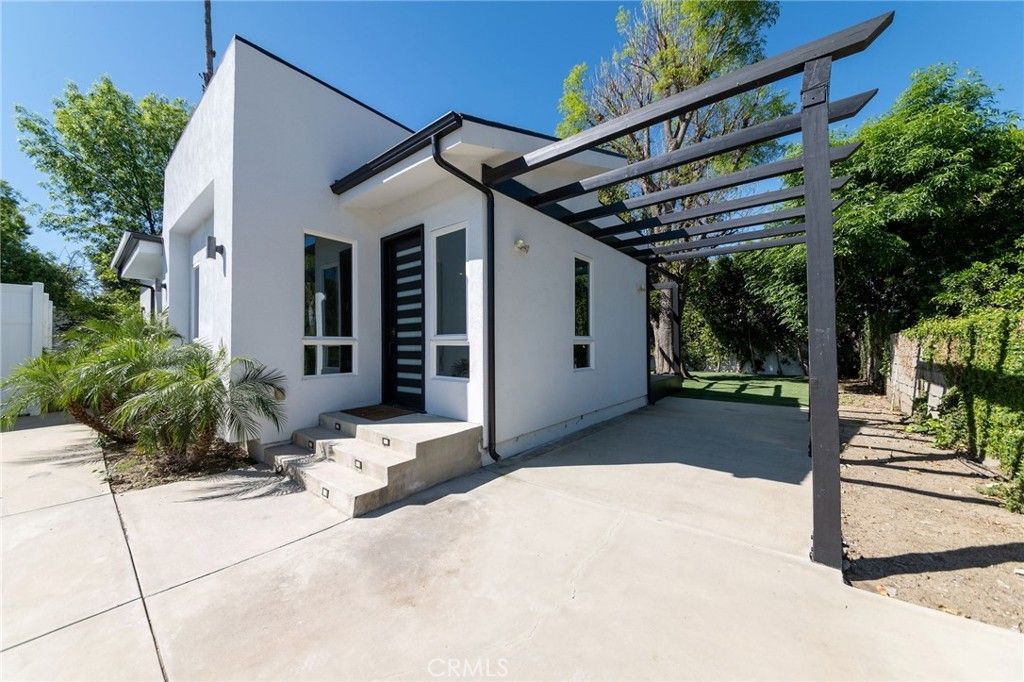 5849 Shirley, Tarzana