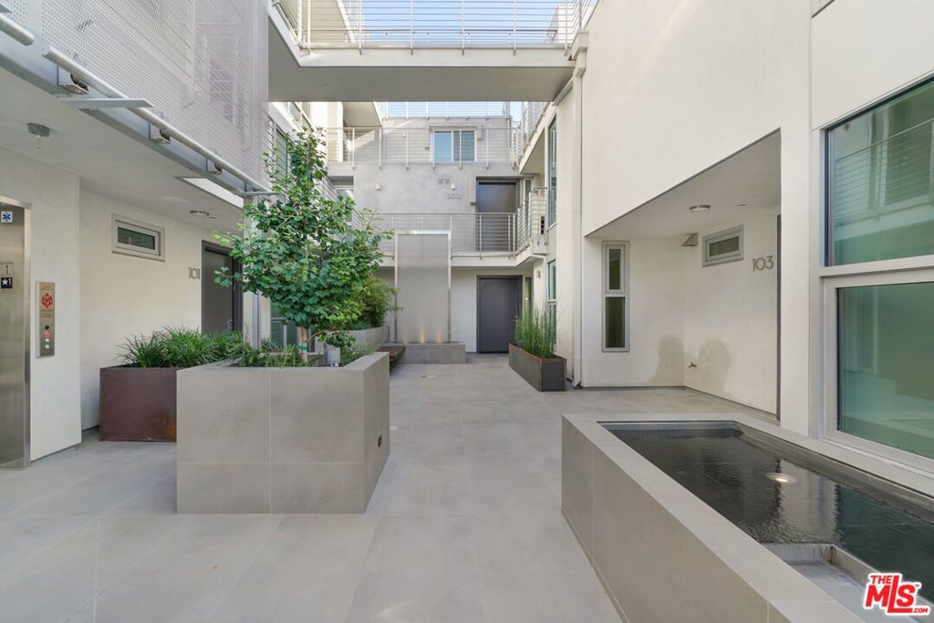 8210 Fountain Avenue # 203, West Hollywood