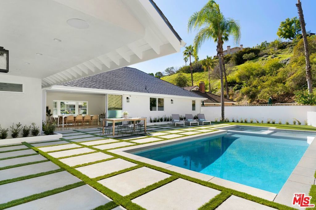 4405 Estrondo Drive, Encino