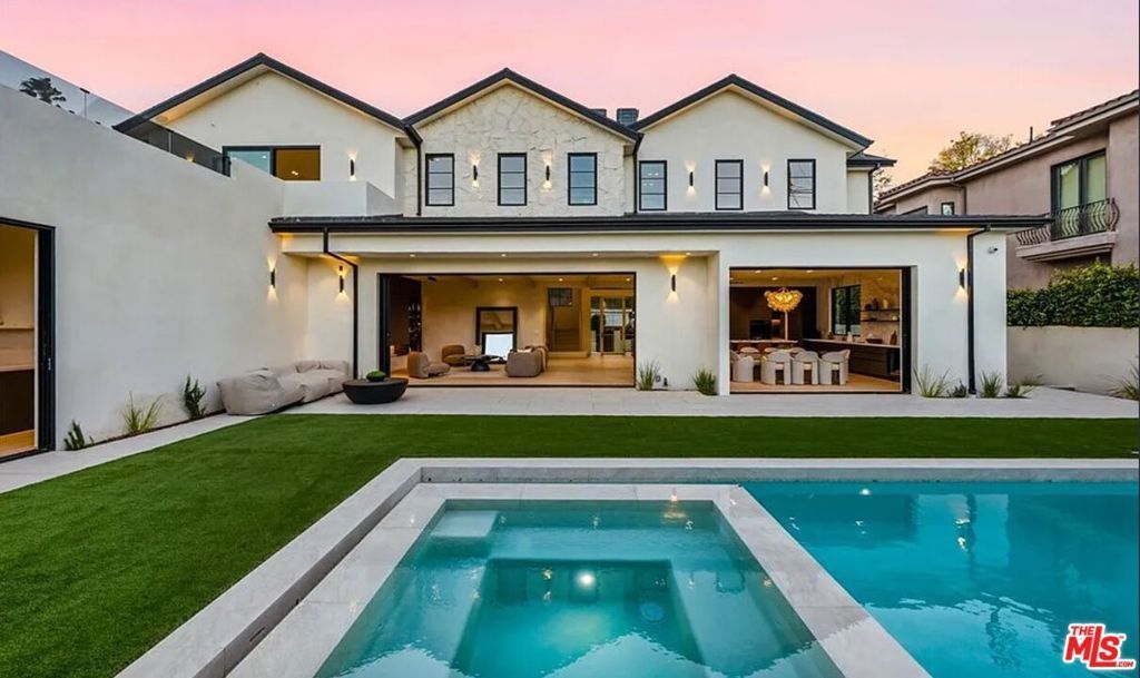 4900 Valjean Avenue, Los Angeles