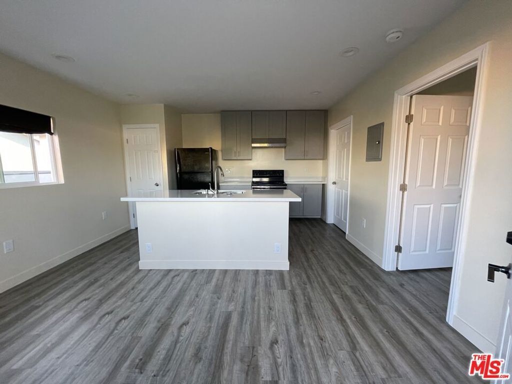 613 W 83rd Street, Los Angeles