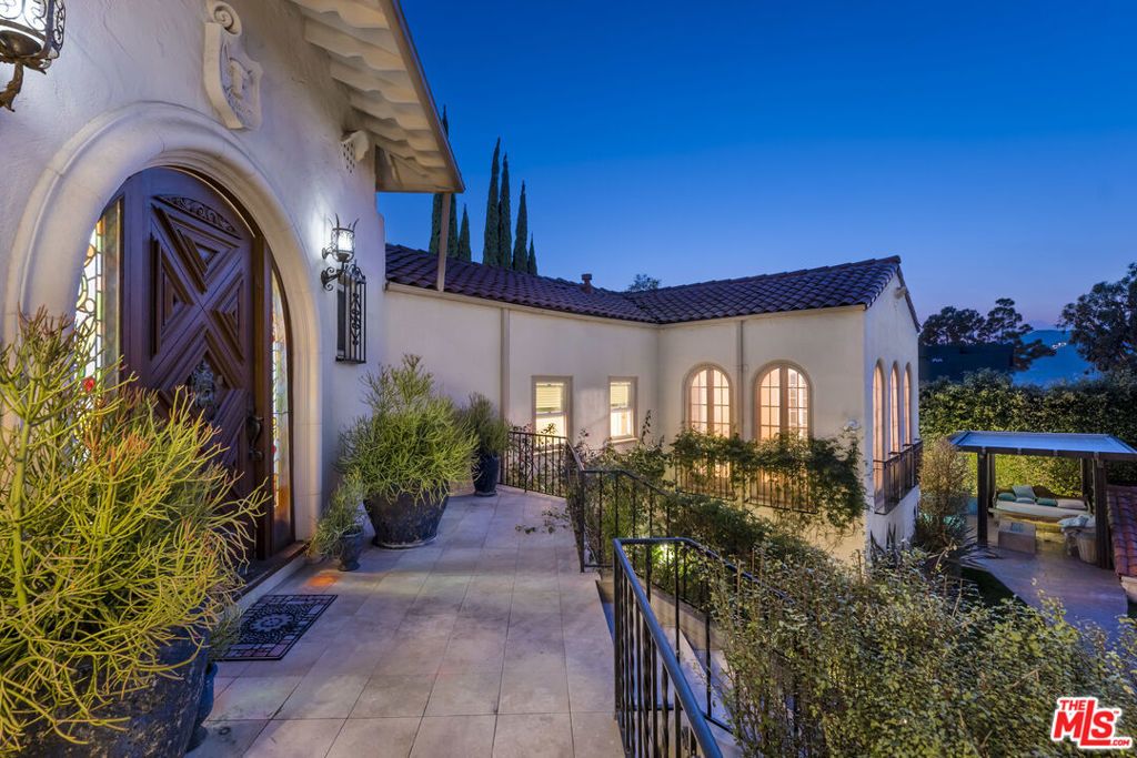 2238 El Contento Drive, Los Angeles