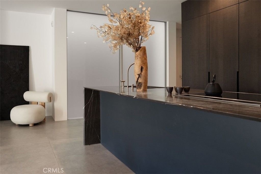 838 N Kings Road # 202, West Hollywood