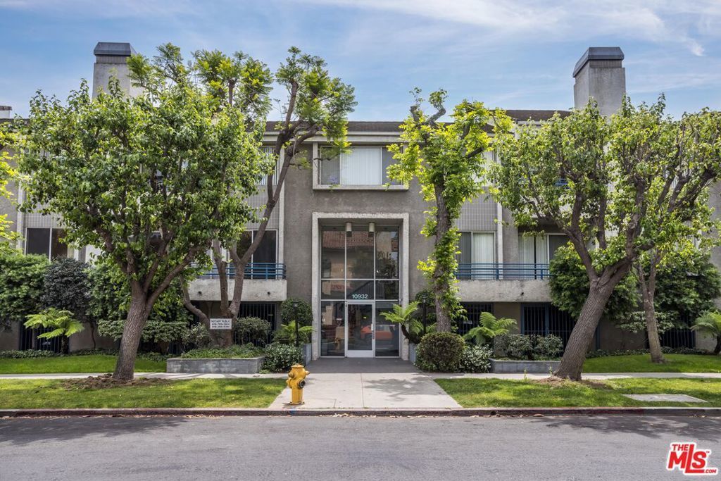10932 Morrison Street # 101, Los Angeles