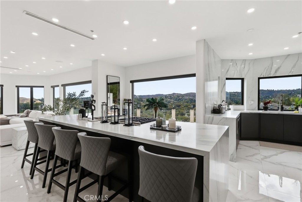 5252 Darro Road, Woodland Hills