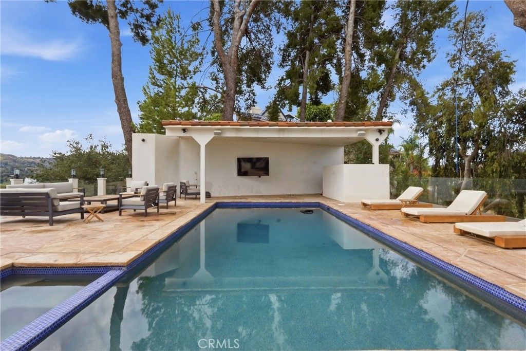 5252 Darro Road, Woodland Hills