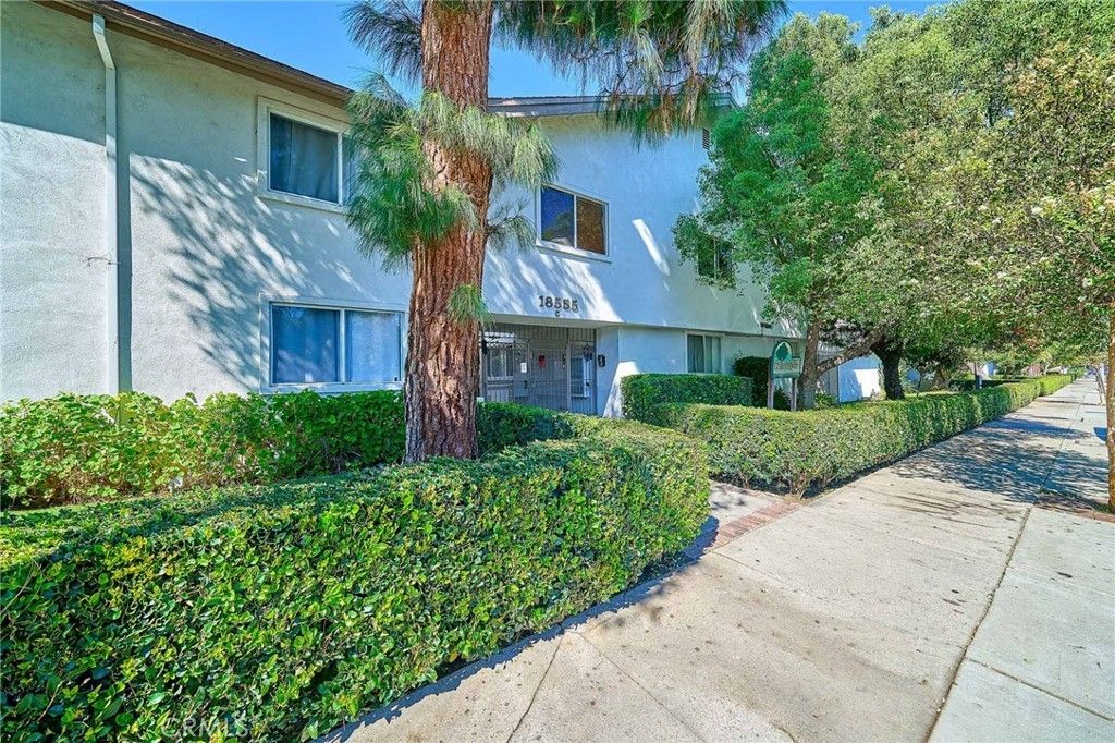 18555 Collins Street # C26, Tarzana