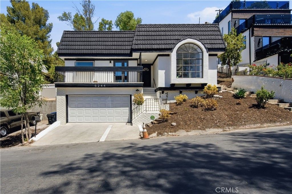 5244 Baza, Los Angeles