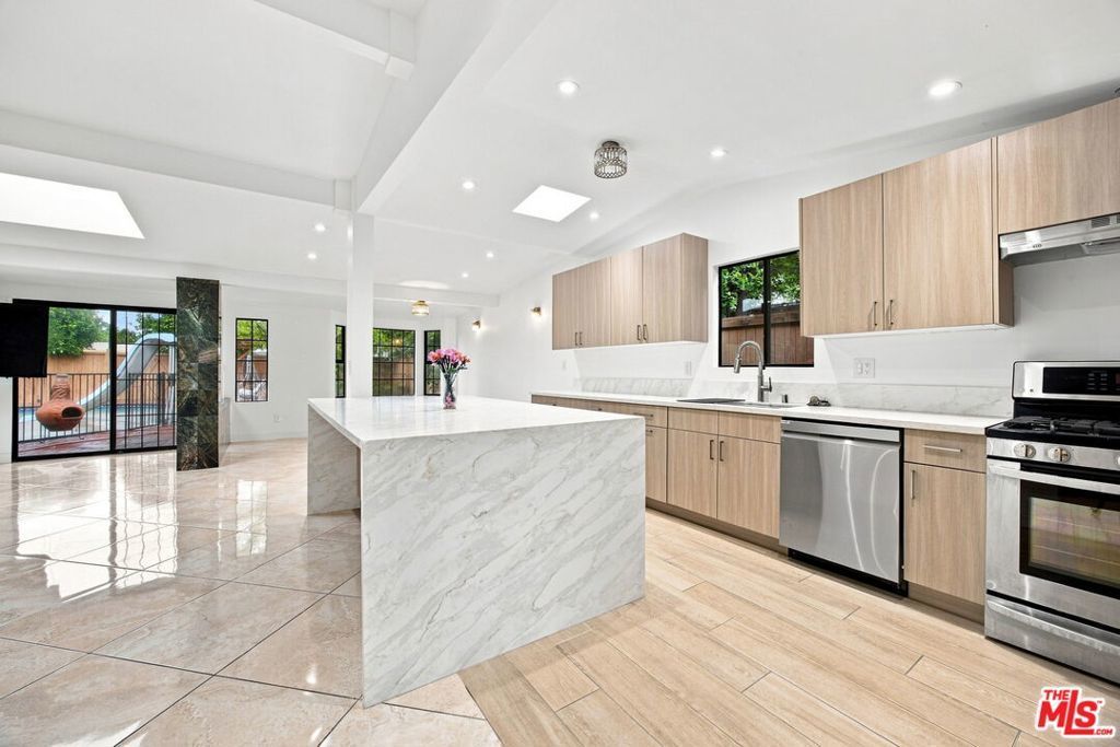 6848 Sylvia Avenue, Los Angeles
