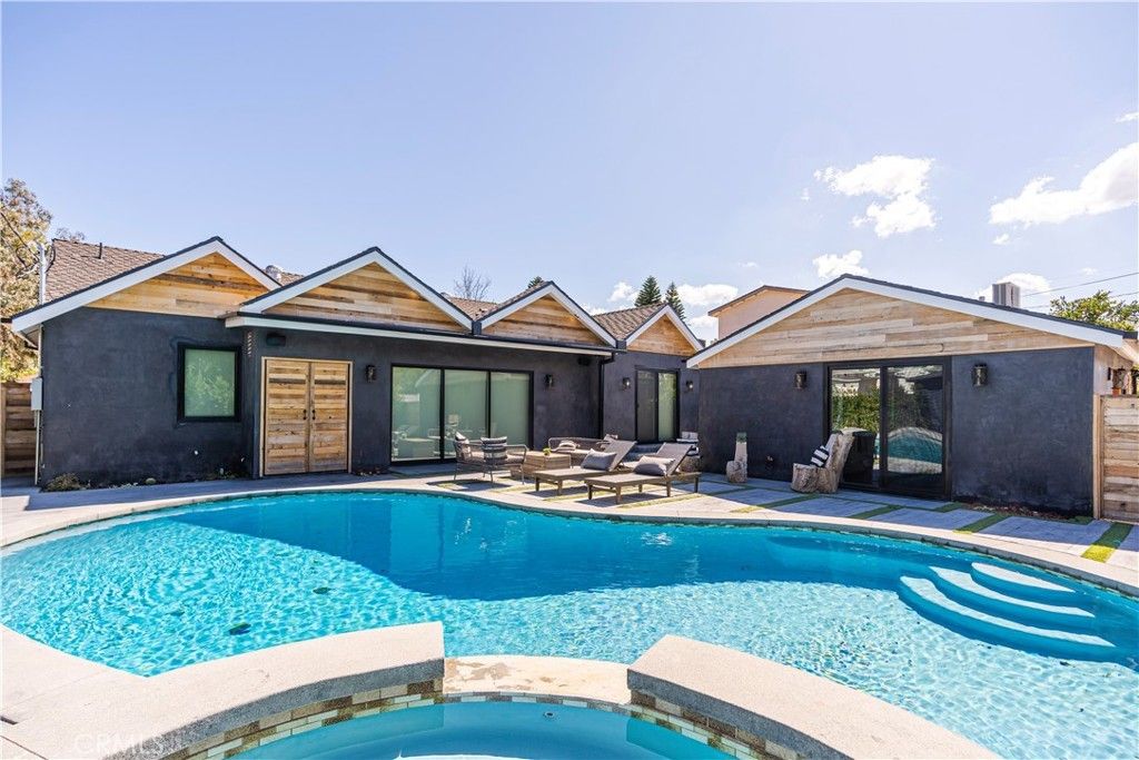 5109 Longridge Avenue, Sherman Oaks