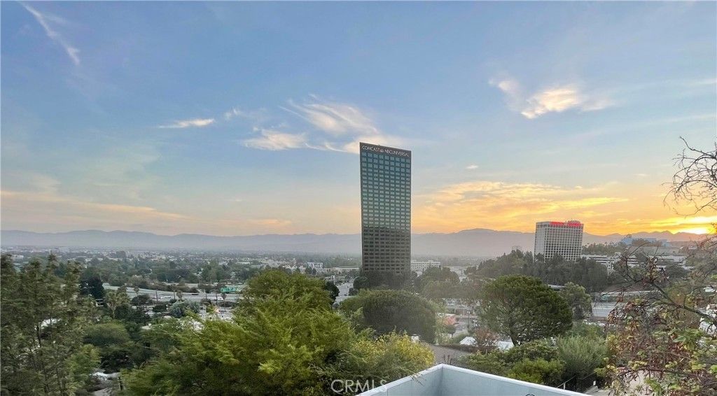 3915 Fredonia Drive, Studio City