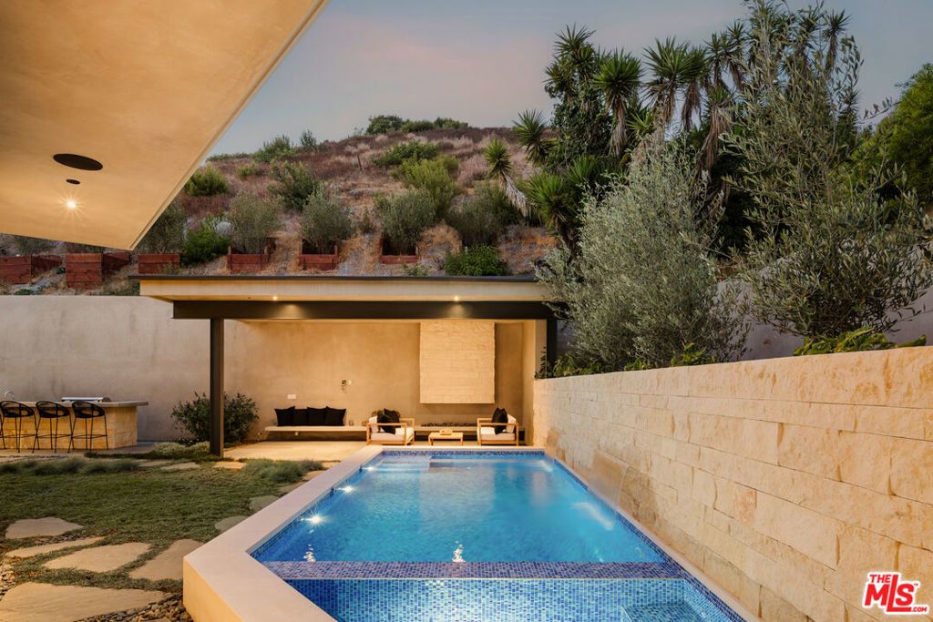 1205 Las Lomas Place, Los Angeles