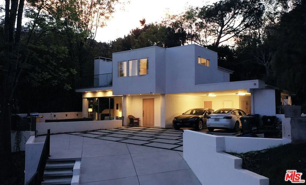 2690 Zorada Drive, Los Angeles