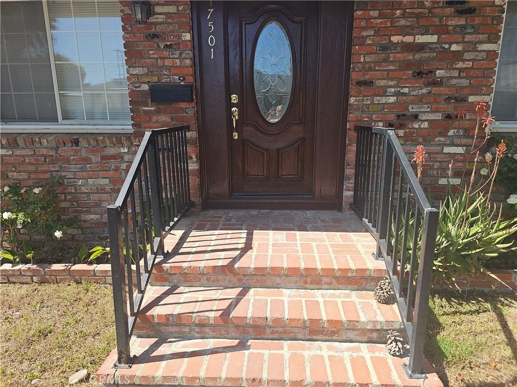 17501 Bullock, Encino