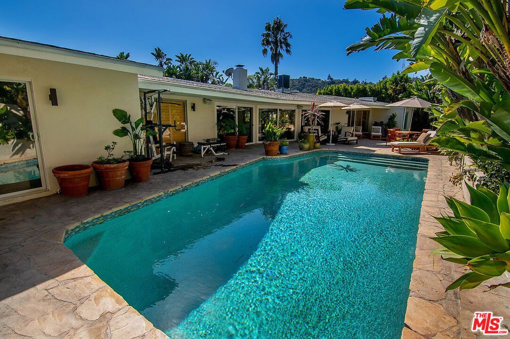 8405 Edwin Drive, Los Angeles