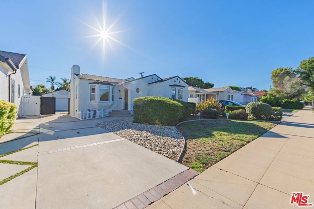 2551 S Bentley Avenue, Los Angeles
