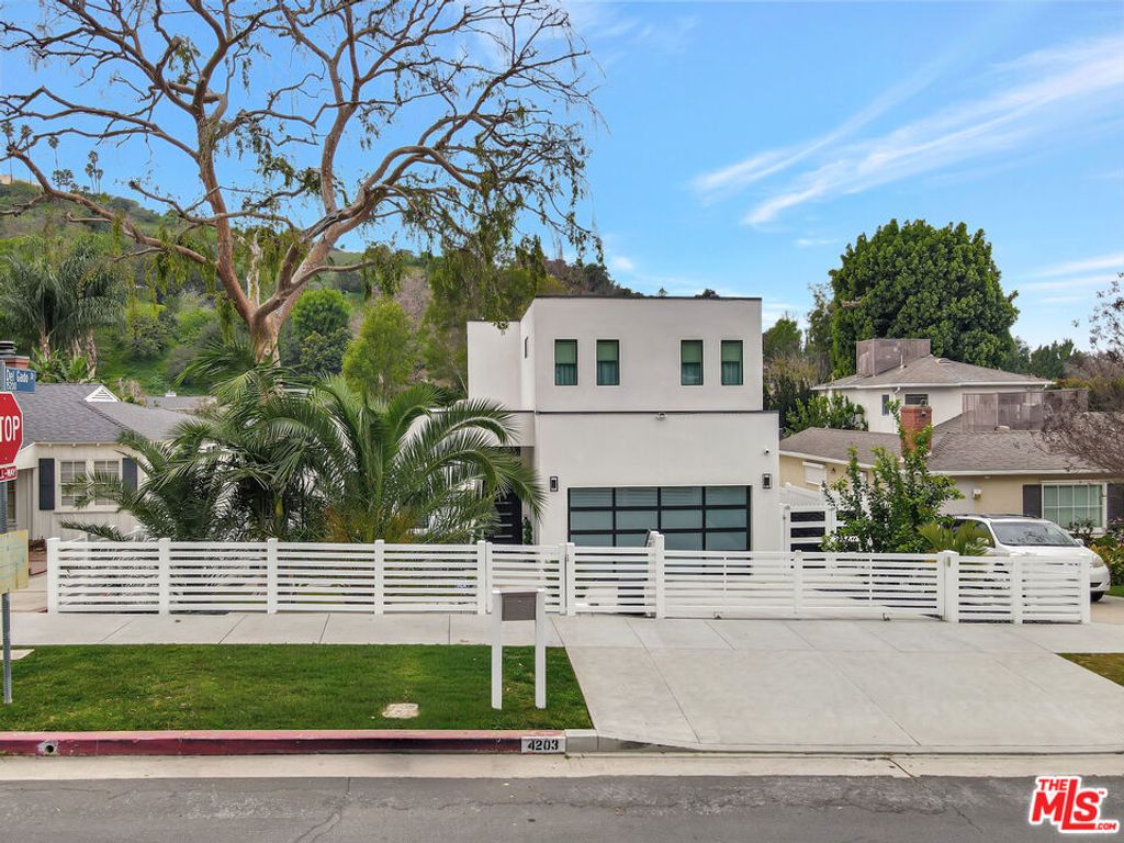 4203 Saugus Avenue, Los Angeles